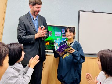 イーオンキッズ那覇都心校なら、レッスンで学んだ内容で小学校英語もバッチリ対応。
