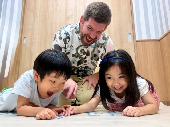 イーオンキッズ那覇新都心校のスタッフが、生徒様を安心して学べるようサポートします。