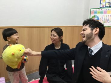 イーオンキッズ天王寺校は、明るくフレンドリーな先生が在籍しております。