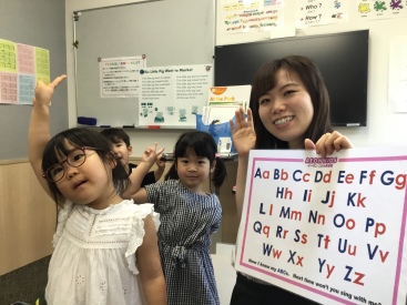 イーオンキッズ守口では、講師が英会話の上達を丁寧に指導します。