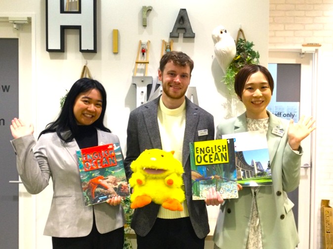 イーオンキッズ枚方校では、スタッフが笑顔でフレンドリーに対応します。