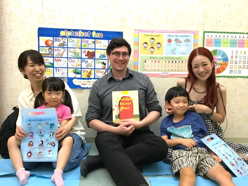 イーオンキッズ千里中央校は、絵本読み聞かせイベントを実施しています。