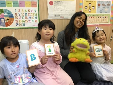 レッスンではいろんなアクティビティを通して楽しく英語を吸収☆