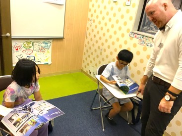 イーオンキッズ高槻校の優しい外国人講師と楽しくレッスン！