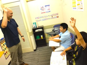 イーオンキッズ高槻校には日本人講師も在籍で安心。