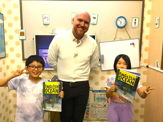 小学校中学年クラスのレッスン終わりにAndrew先生と一緒にパシャリ♪