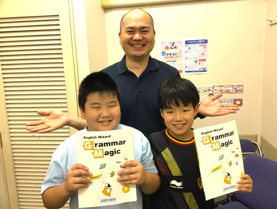 イーオンキッズ高槻校、文法クラスのレッスン後に、講師と一緒にパシャリ♪