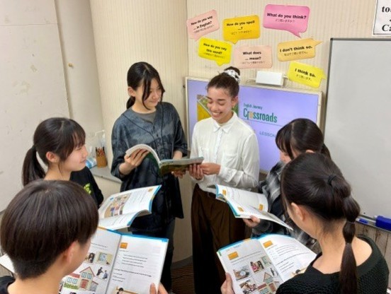 イーオンキッズ茨木校でネイティブ講師と楽しく学ぶ中学生。
