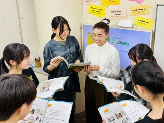 イーオンキッズ茨木校でネイティブ講師と楽しく学ぶ中学生。