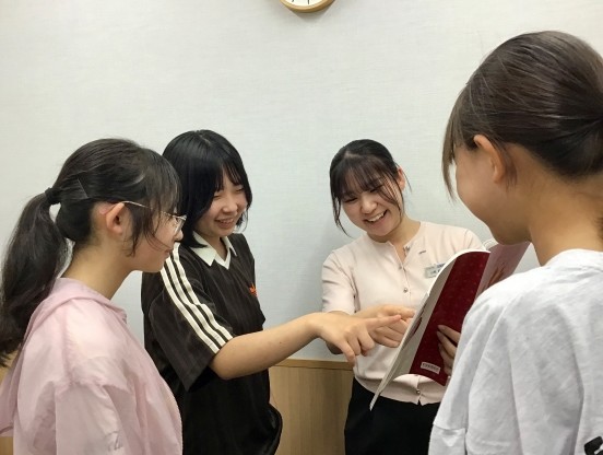中学生もイーオンで新しいお友達と仲良く学べます。