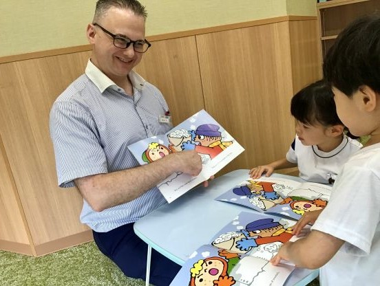 幼児のお子様もお友達と楽しく英語が学べます。