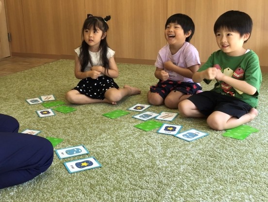 イーオンキッズ佐賀校では幼児のお子様もお友達と楽しく英語が学べます。