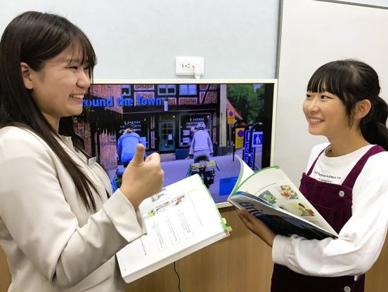 中学生もイーオンキッズ佐賀校で新しいお友達と仲良く学べます。