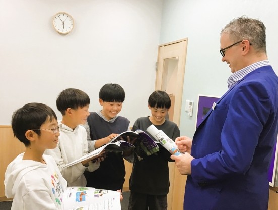 イーオンキッズ佐賀校では小学生も積極的にコミュニケーションが取れています。