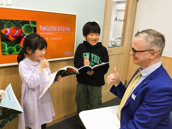 イーオンキッズ佐賀校では幼児のお子様もお友達と楽しく英語が学べます。