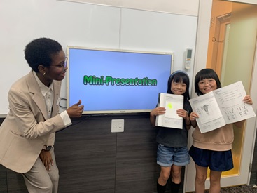 イーオンキッズアトレ川越校はご家族やお友達と一緒に通学される方が多いです。