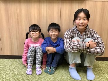 イーオンキッズ大宮西口校の、ご兄弟・お友達と一緒に通学しているお子様。