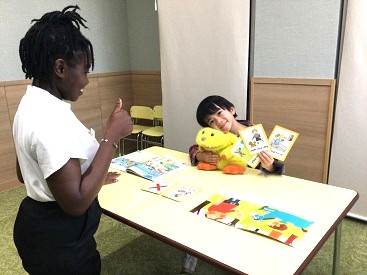 イーオンキッズ春日部校では、講師が英会話の上達を丁寧に指導します。