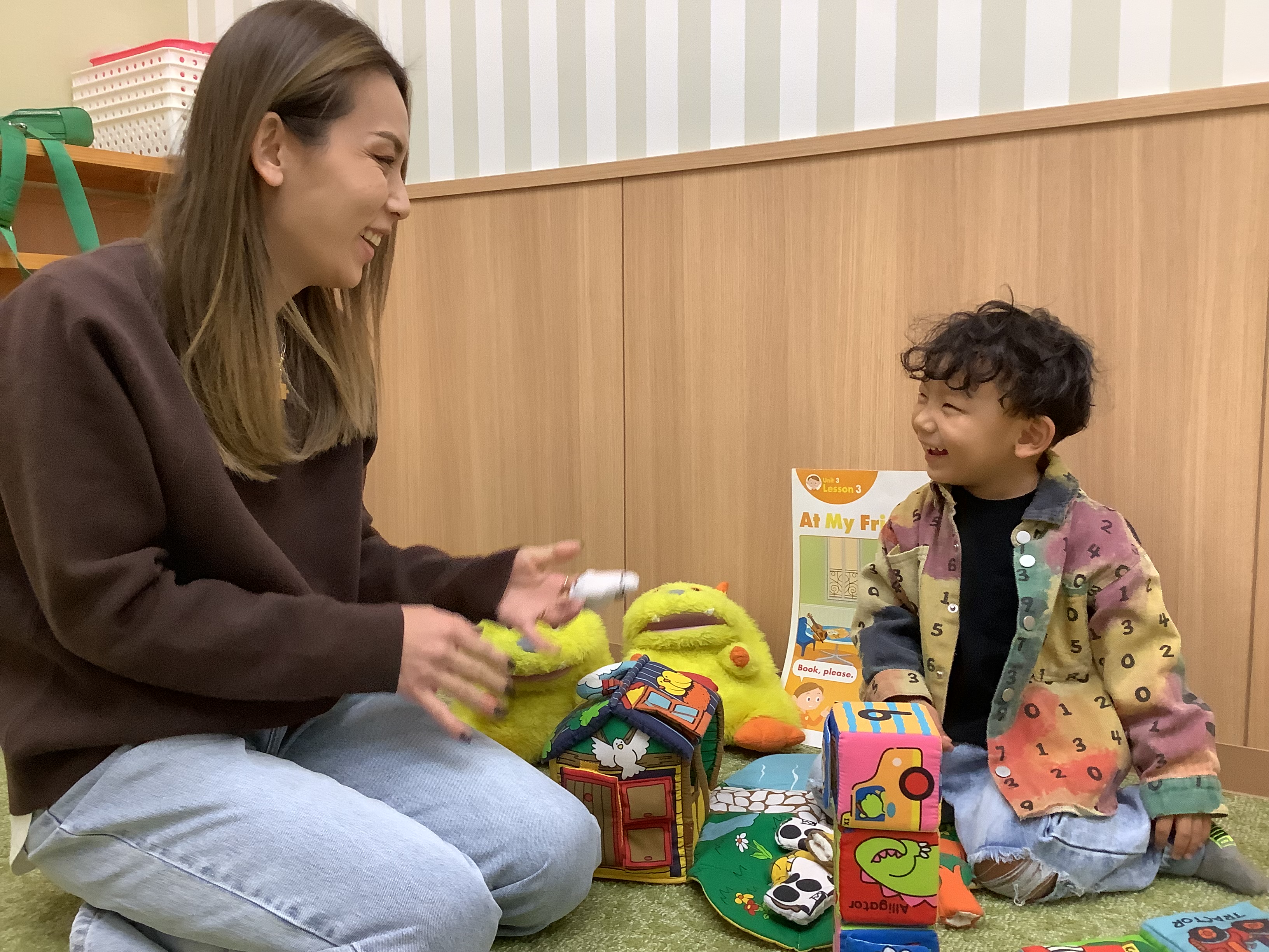 イーオンキッズ所沢校では、スタッフが明るく生徒様も笑顔が広がります♪
