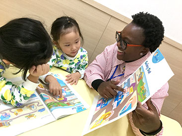 イーオンキッズエルミこうのす校のスタッフが、生徒様の学びを全力でサポートします。