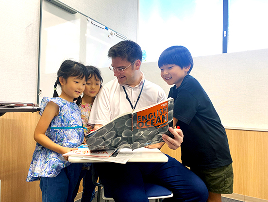 イーオンキッズ浦和コルソ校の講師は、いつも明るく元気でフレンドリーです。