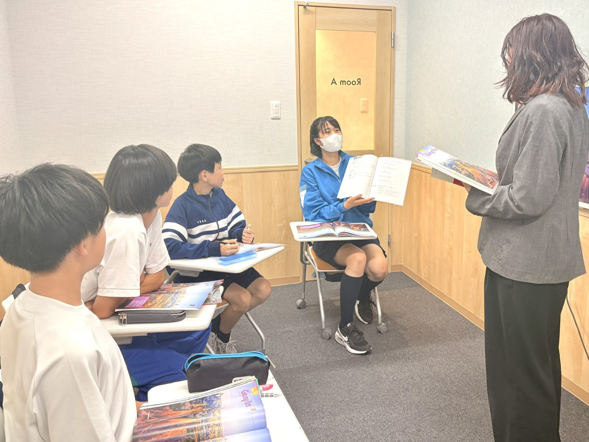イーオンキッズ和光市駅前校では中学生も積極的に英会話学習に取り組んでいます。