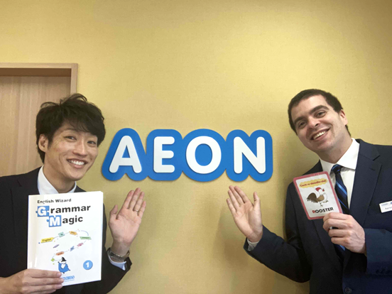 イーオンキッズ春日部校の講師が、笑顔で温かくお迎えします。