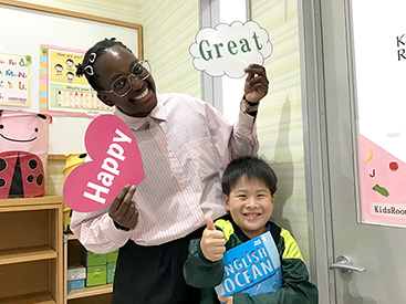 イーオンキッズエルミこうのす校なら、小学生が学校の英語授業に自信を持てるスキルを習得できます。