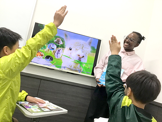 イーオンキッズエルミこうのす校なら、小学生が学校の英語授業に自信を持てるスキルを習得できます。