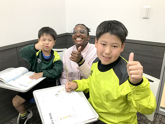 イーオンキッズエルミこうのす校では、小学生が学校の英語授業に自信を持てるスキルを習得できます。