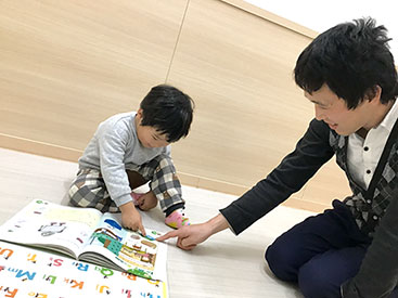 イーオンキッズエルミこうのす校では、経験豊富な講師が英会話上達をサポートします。