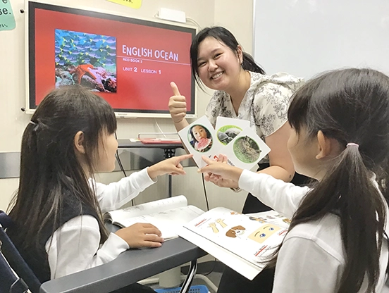 イーオンキッズ瀬田校では、講師が楽しく英会話を身につけるお手伝いをします。