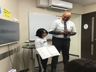 イーオンキッズ瀬田校では、講師が楽しく英会話を身につけるお手伝いをします。