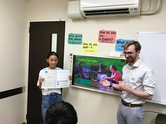 イーオンキッズ瀬田校ではみんなの前で発表するスキルも身に付きます。
