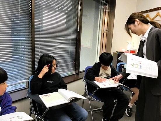 イーオンキッズ瀬田校ではクラスメイトと協力しながら、問題に取り組みます。