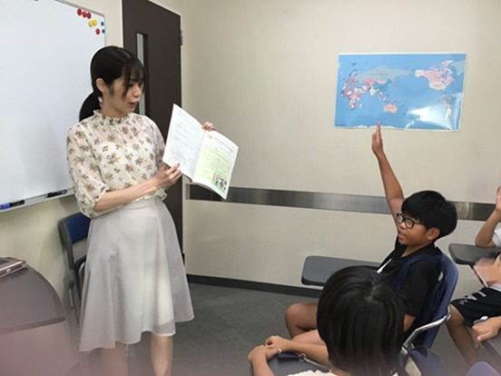 イーオンキッズ瀬田校ではクラスメイトと協力しながら、問題に取り組みます。