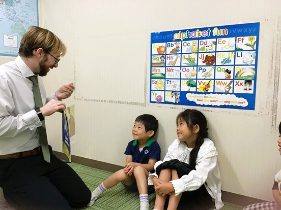 イーオンキッズ瀬田校で楽しみながら学ぶ幼児クラスの生徒様。