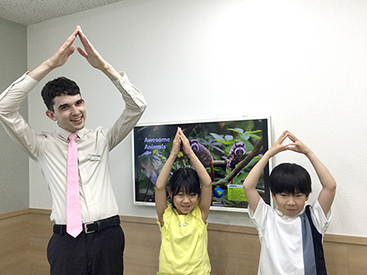 イーオンキッズ松江校では、年齢に合わせた教材でしっかり学習をサポートします。