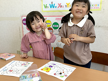 イーオンキッズ出雲校では、講師が楽しく英会話を身につけるお手伝いをします。