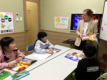 イーオンキッズ出雲校では、レッスンで学んだ内容を小学校の英語学習にしっかり活用できます