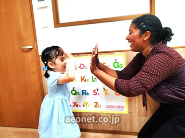 イーオンキッズ三島校では、講師が楽しく英会話を身につけるお手伝いをします。