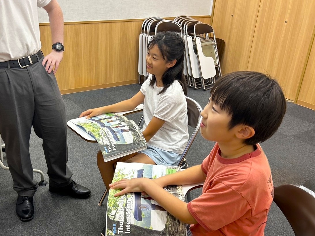 イーオンキッズ浜松校では、小学生が英語を好きになる楽しい学習環境を提供します。