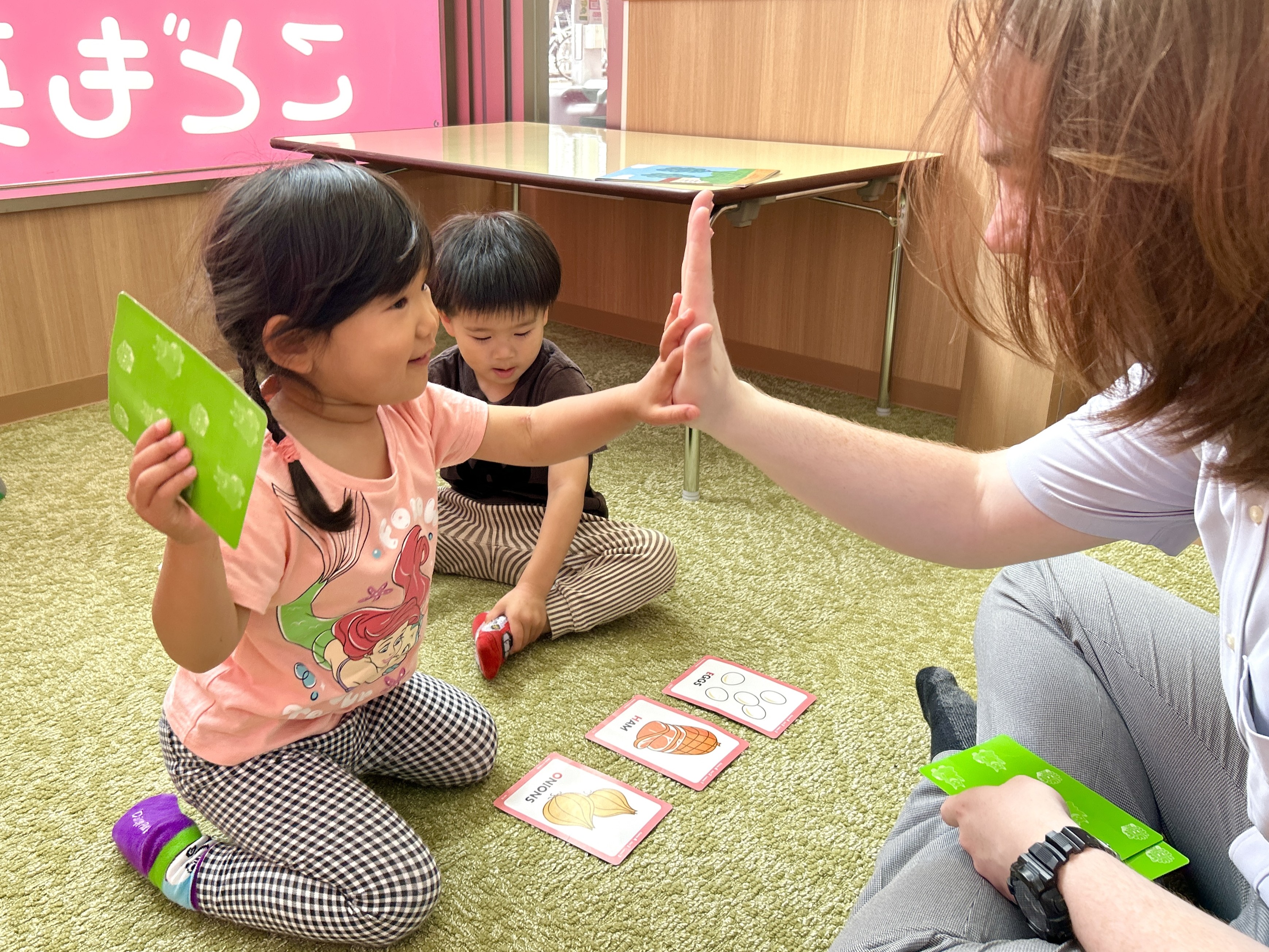 イーオンキッズ浜松校では、講師が楽しく英会話を身につけるお手伝いをします。