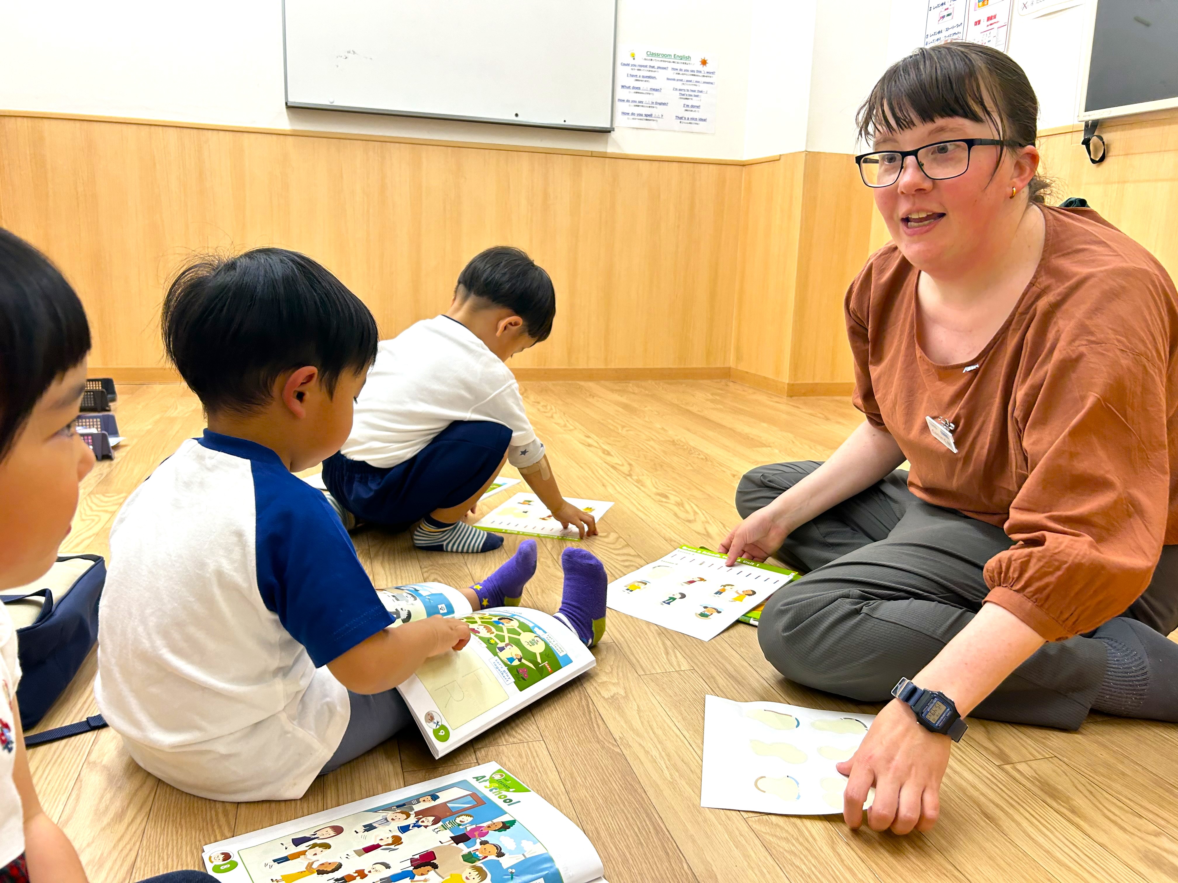 イーオンキッズ掛川校は、幼稚園で派遣レッスンをしています。