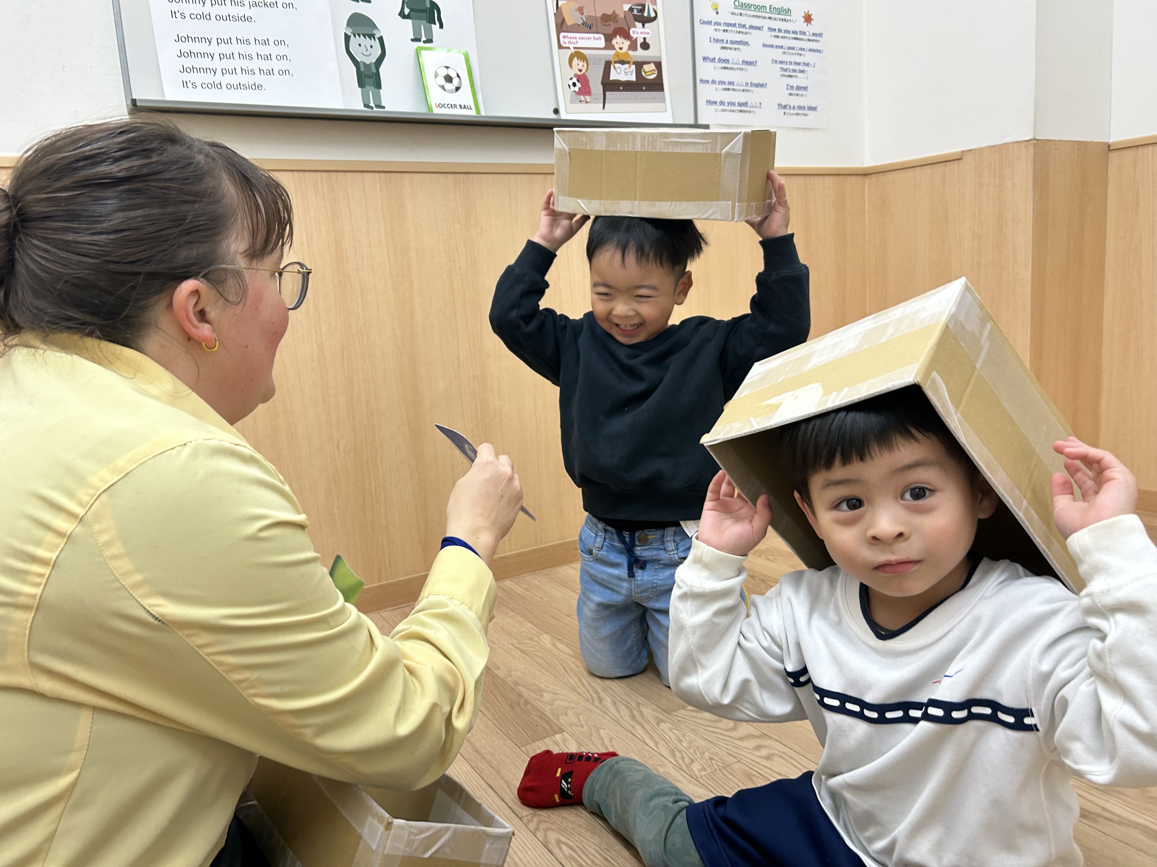 イーオンキッズ掛川校では、講師が楽しく英会話を身につけるお手伝いをします。