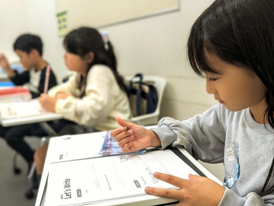 イーオンキッズ藤枝校なら、小学生から始めることで将来につながる英語力を身につけられます。