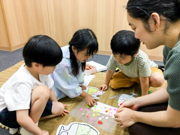 イーオンキッズ静岡草薙校の夏祭りレッスンで、英語を使いながらゲーム活動を楽しむ子どもたち