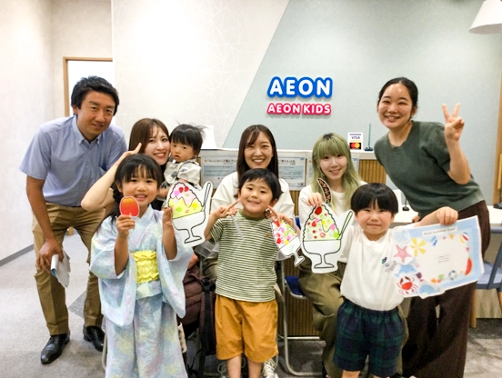 イーオンキッズ静岡草薙校の幼児・小学生英会話レッスンで、クラフト作品を完成させた生徒たちの様子