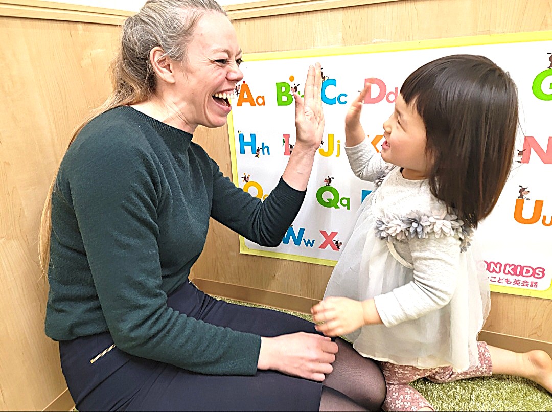 イーオンキッズ三島校では、講師が楽しく英会話を身につけるお手伝いをします。