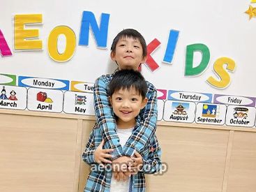 イーオンキッズ小山校の、ご兄弟・お友達と一緒に通学しているお子様。